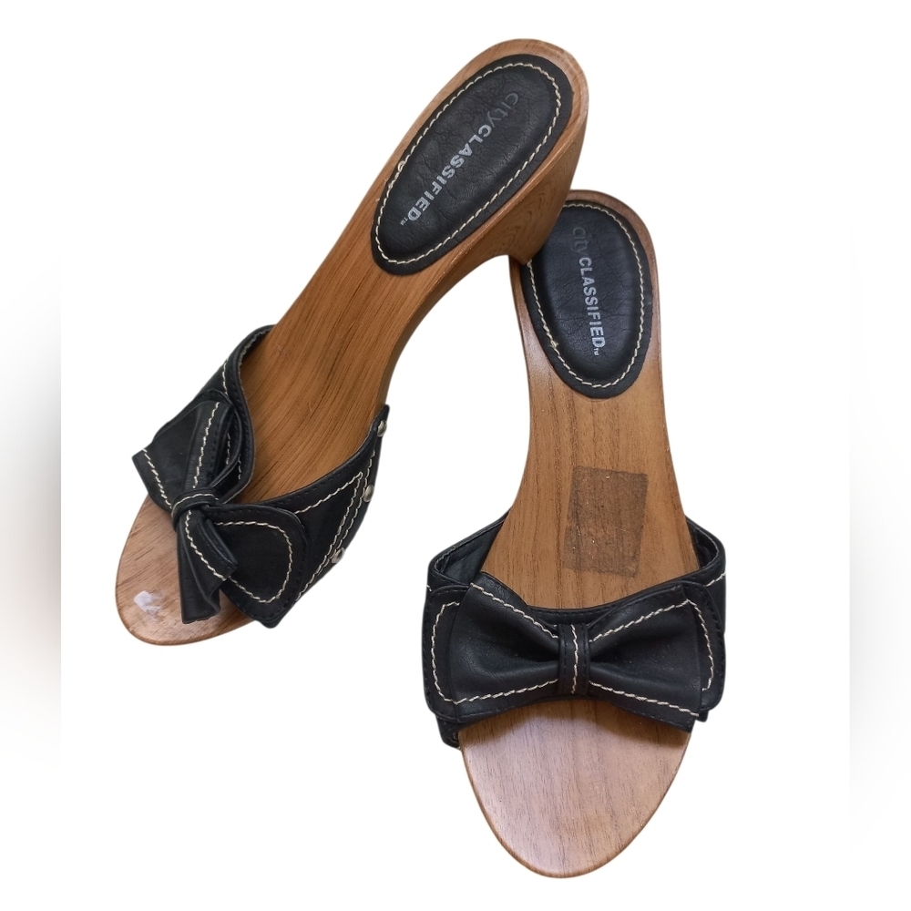 City Classified Women's Black/Brown Bow Sandals